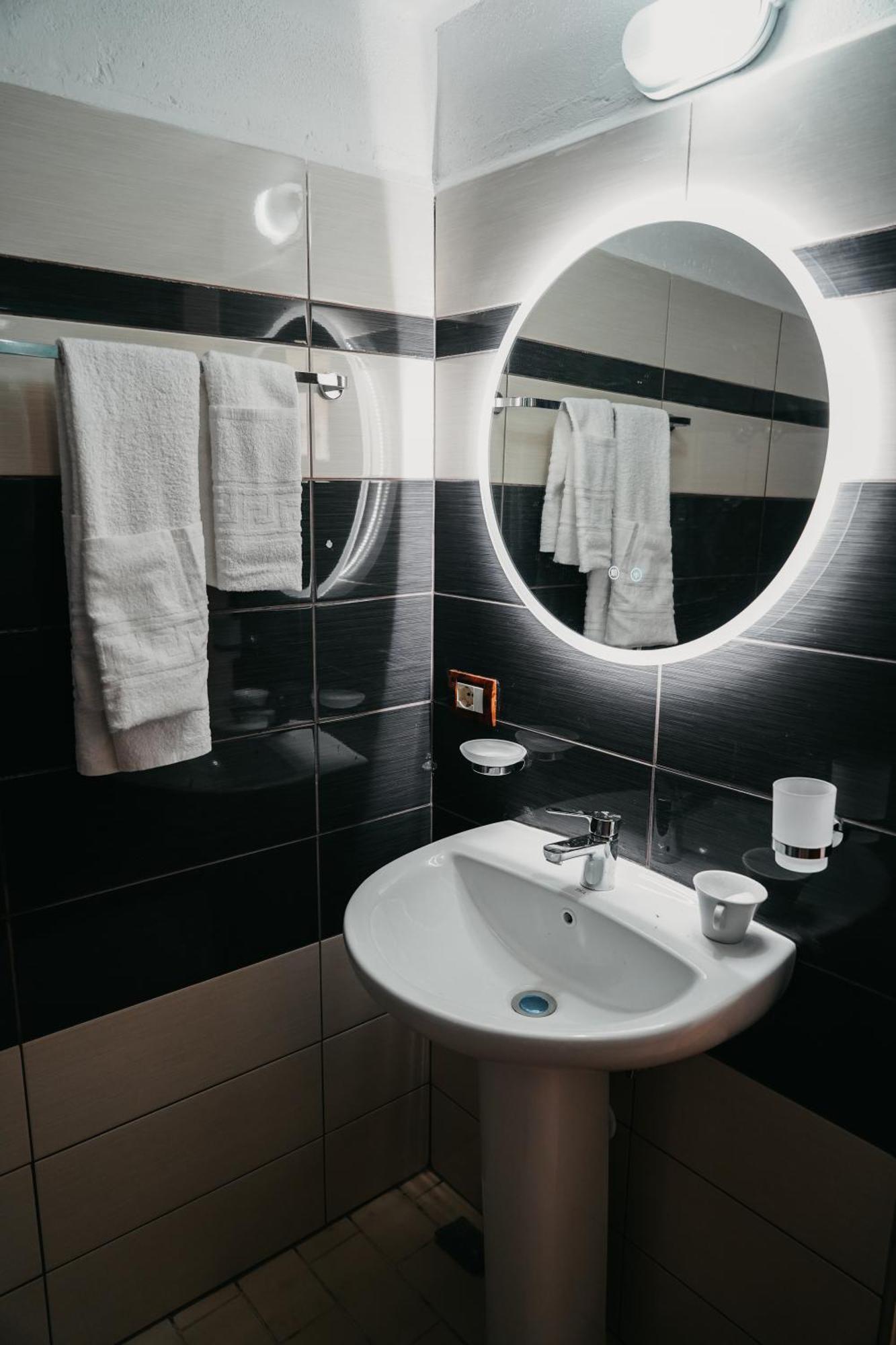 Bujtina Anlu Hotel Nepravishte Bagian luar foto