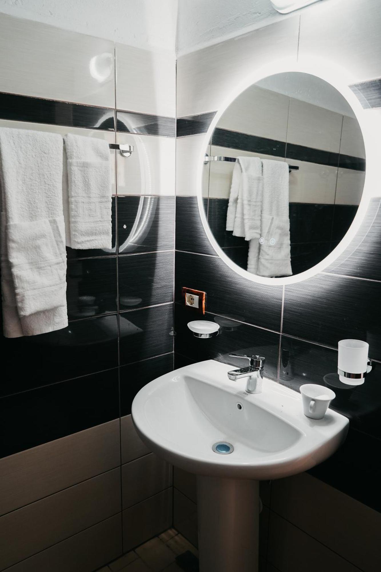 Bujtina Anlu Hotel Nepravishte Bagian luar foto