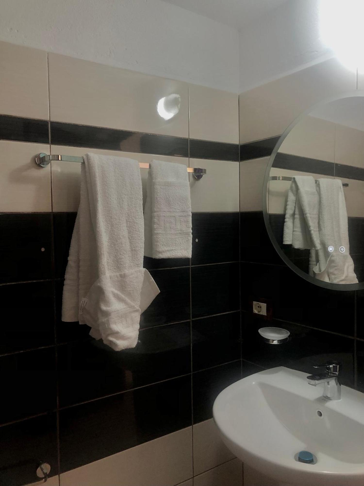 Bujtina Anlu Hotel Nepravishte Bagian luar foto